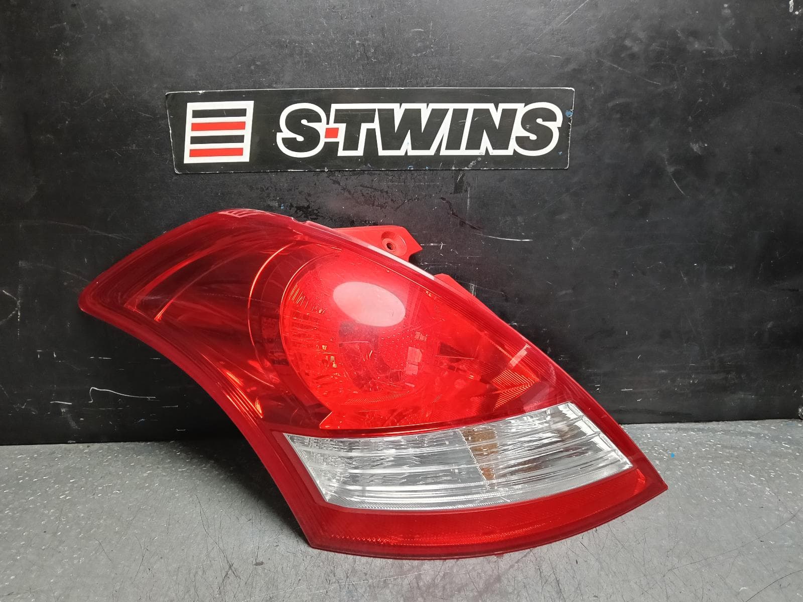 Used auto part listing image: 2013 SUZUKI SWIFT LEFT TAILLIGHT FZ, SPORTS TYPE, 08/10-03/17 0000399271