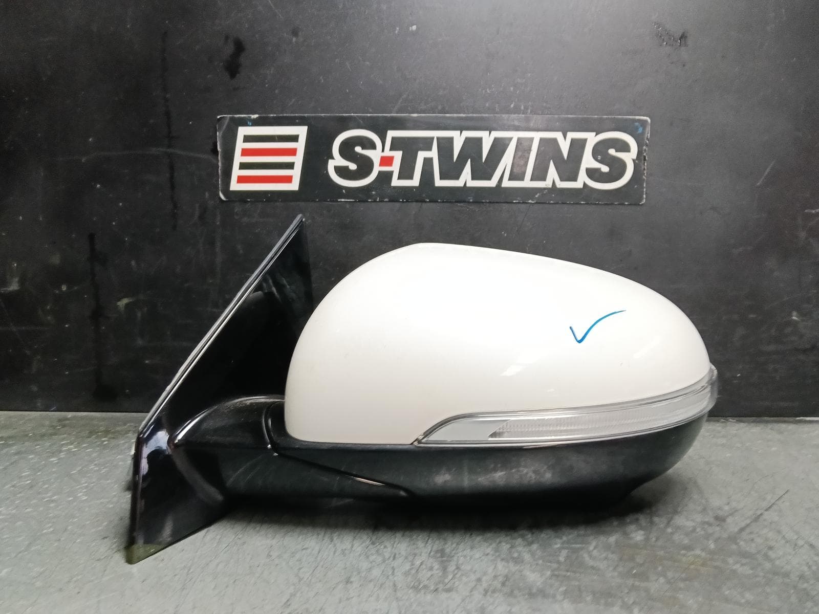 Used auto part listing image: 2019 KIA SORENTO LEFT DOOR MIRROR UM, GT-LINE, W/ BLIND SPOT & CAMERA TYPE, 09/17-02/20 0000414488