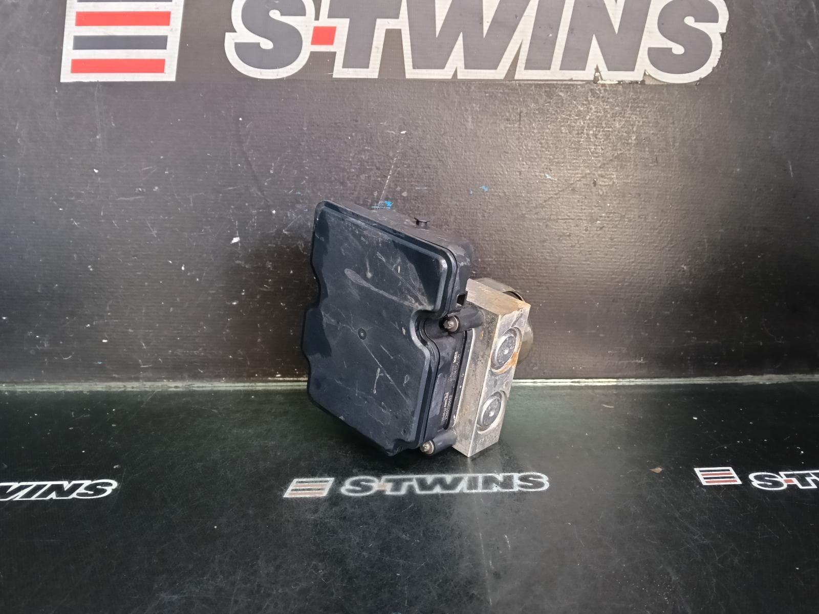 Used auto part listing image: 2012 MAZDA BT50 ABS PUMP MODULATOR UP, P/N AB312C405AE, 10/11-08/15 0000414709