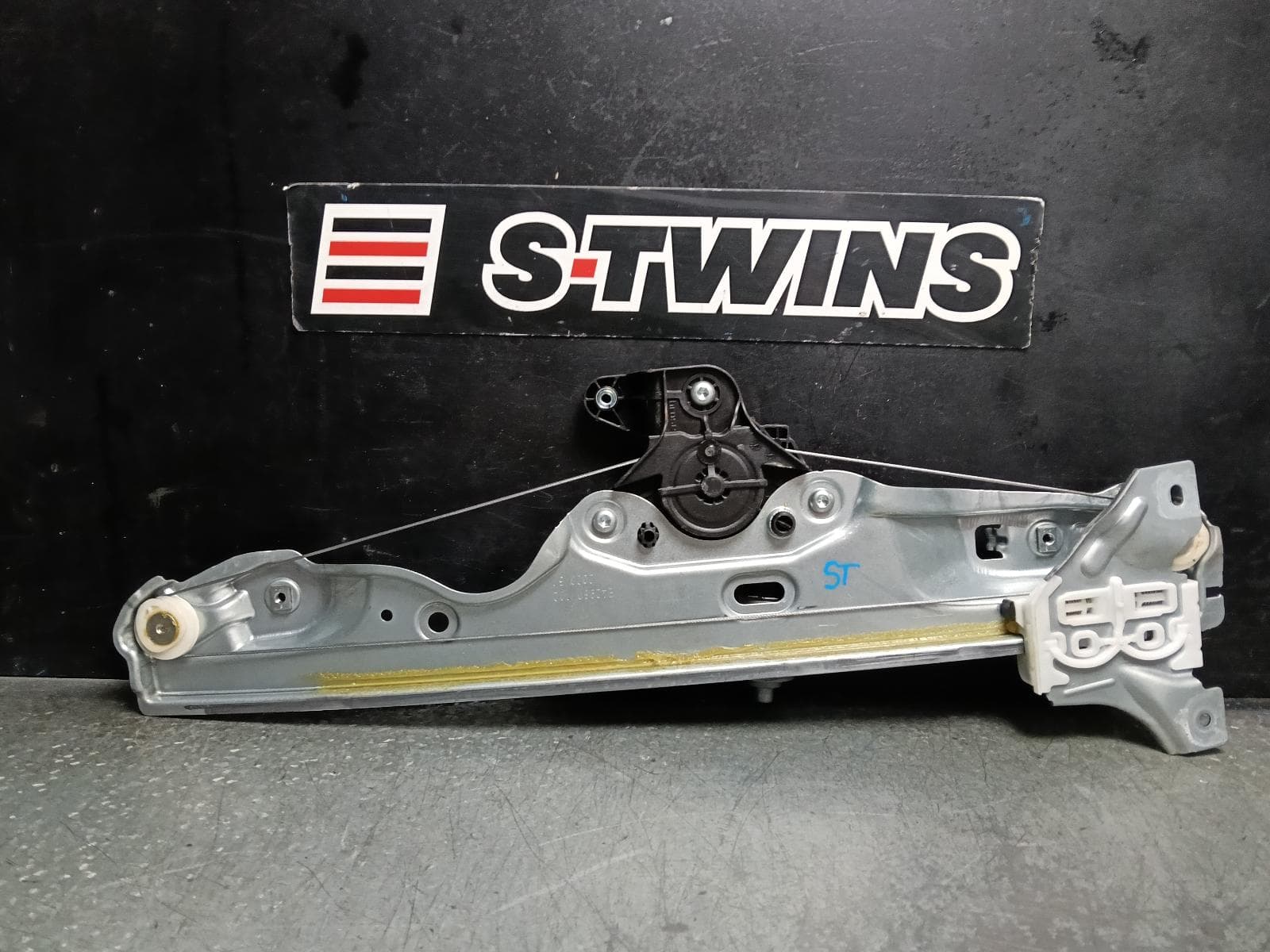 Used auto part listing image: 2024 NISSAN QASHQAI LEFT FRONT WINDOW REG MOTOR J12, DOOR REG ASSY (REG AND MOTOR), 05/22- 0000408036