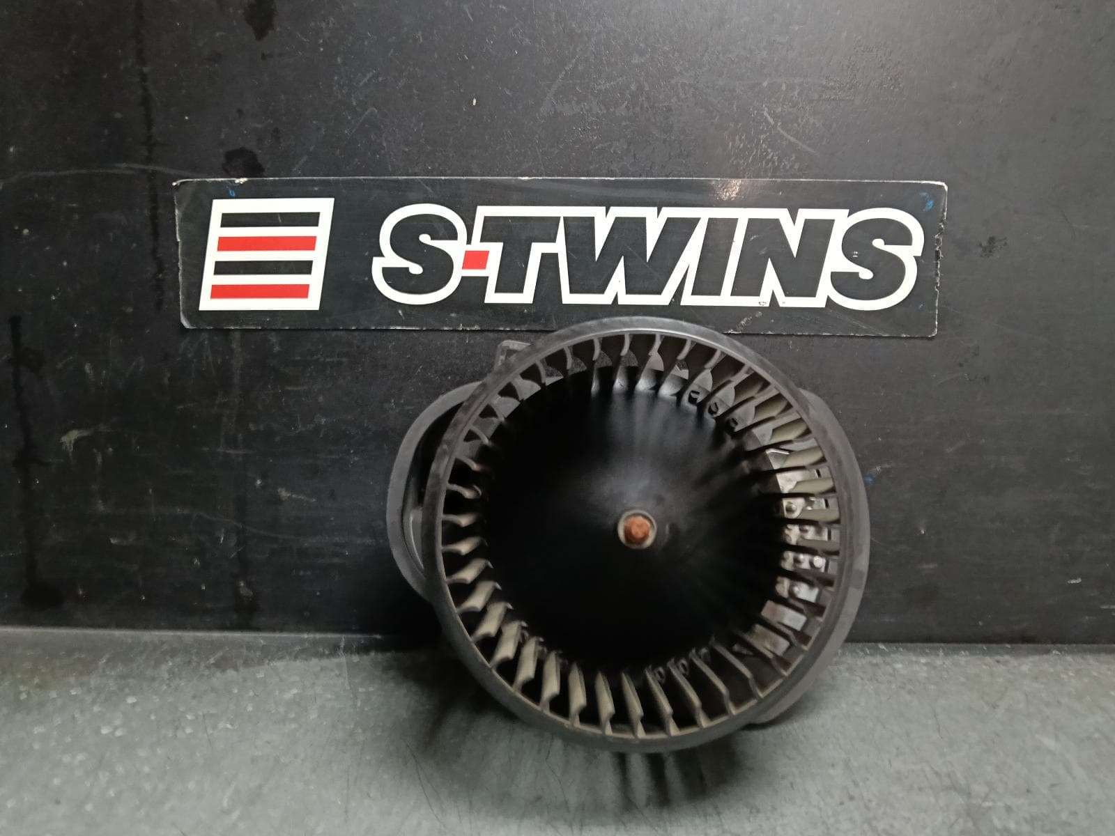 Used auto part listing image: 2016 VOLKSWAGEN TOUAREG HEATER FAN MOTOR 7P, FRONT, 09/14-04/18 0000414877