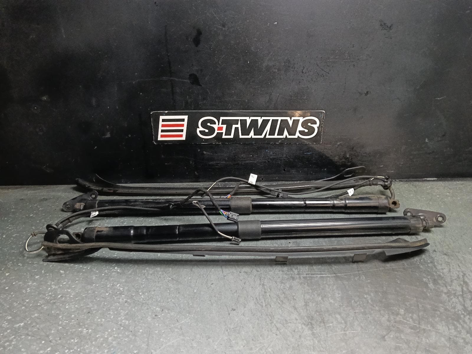 Used auto part listing image: 2016 VOLKSWAGEN TOUAREG HATCH STRUT TAILGATE STRUT, PAIR, PWR TYPE, 7P, 12/10-04/18 0000414884
