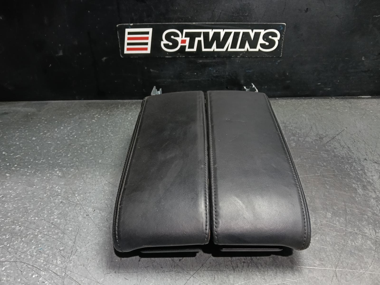 Used auto part listing image: 2016 VOLKSWAGEN TOUAREG CONSOLE 7P, CENTRE CONSOLE LID ONLY, LEATHER, BLACK, 12/10-04/18 0000414881