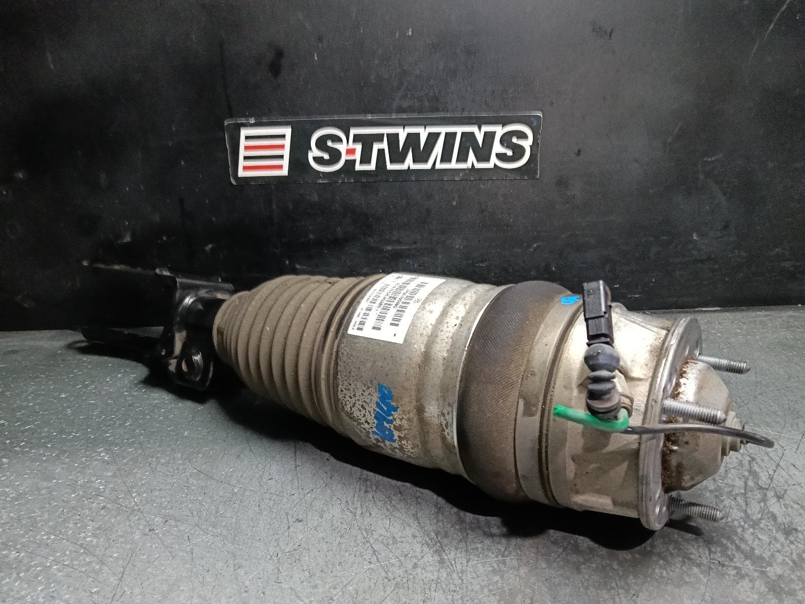 Used auto part listing image: 2016 VOLKSWAGEN TOUAREG RIGHT FRONT STRUT 7P, AIR TYPE, 12/10-04/18 0000414875