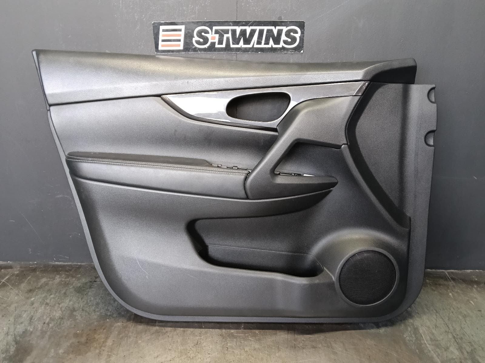 Used auto part listing image: 2018 NISSAN XTRAIL DOOR TRIM LH FRONT, T32, BLACK, LEATHER, 02/14-07/22 0000414808