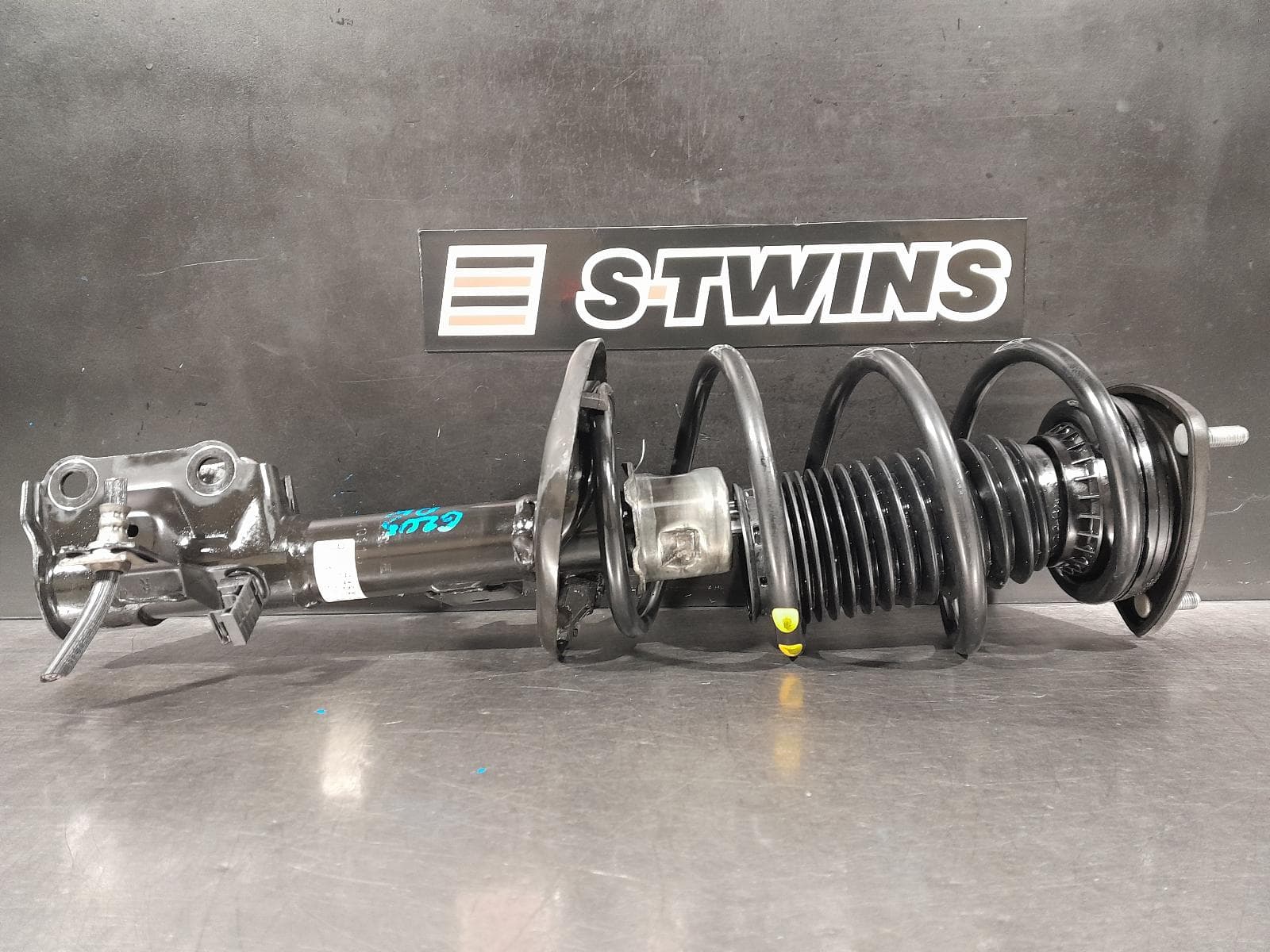 Used auto part listing image: 2014 MAZDA 3 RIGHT FRONT STRUT 2.0, PETROL, MANUAL T/M TYPE, BM, 06/13-05/16 0000270153