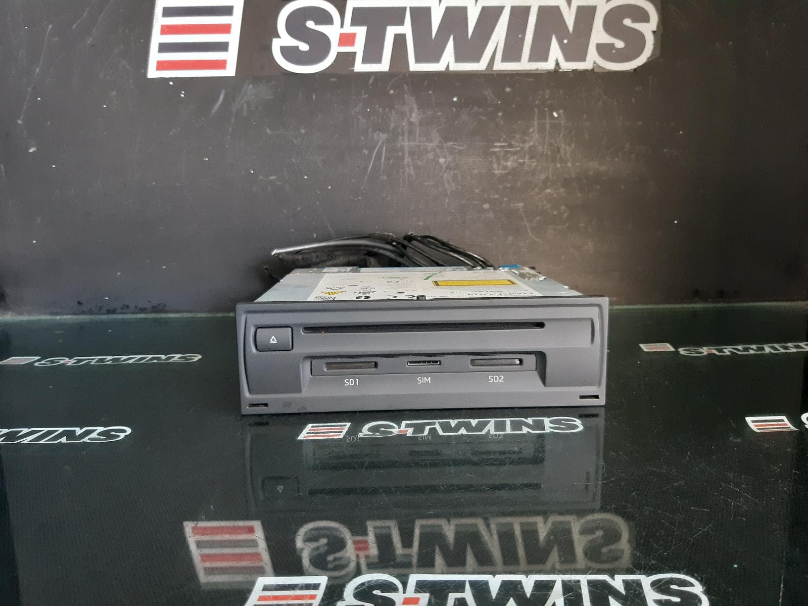 Used auto part listing image: 2017 AUDI Q7 4M, HEAD UNIT, MULTIMEDIA 2X SD (GLOVEBOX), 09/15-03/20 0000330291