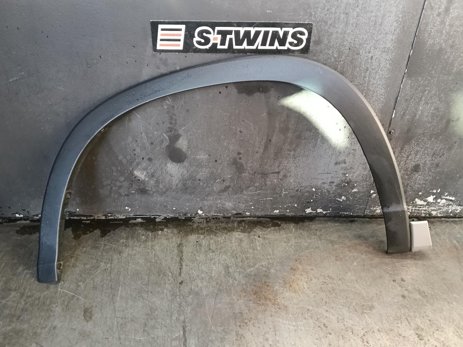 Used auto part listing image: 2015 TOYOTA KLUGER WHEEL ARCH FLARE LH FRONT, WHEEL ARCH MOULD, GSU50-GSU55, 12/13-02/21 0000399053