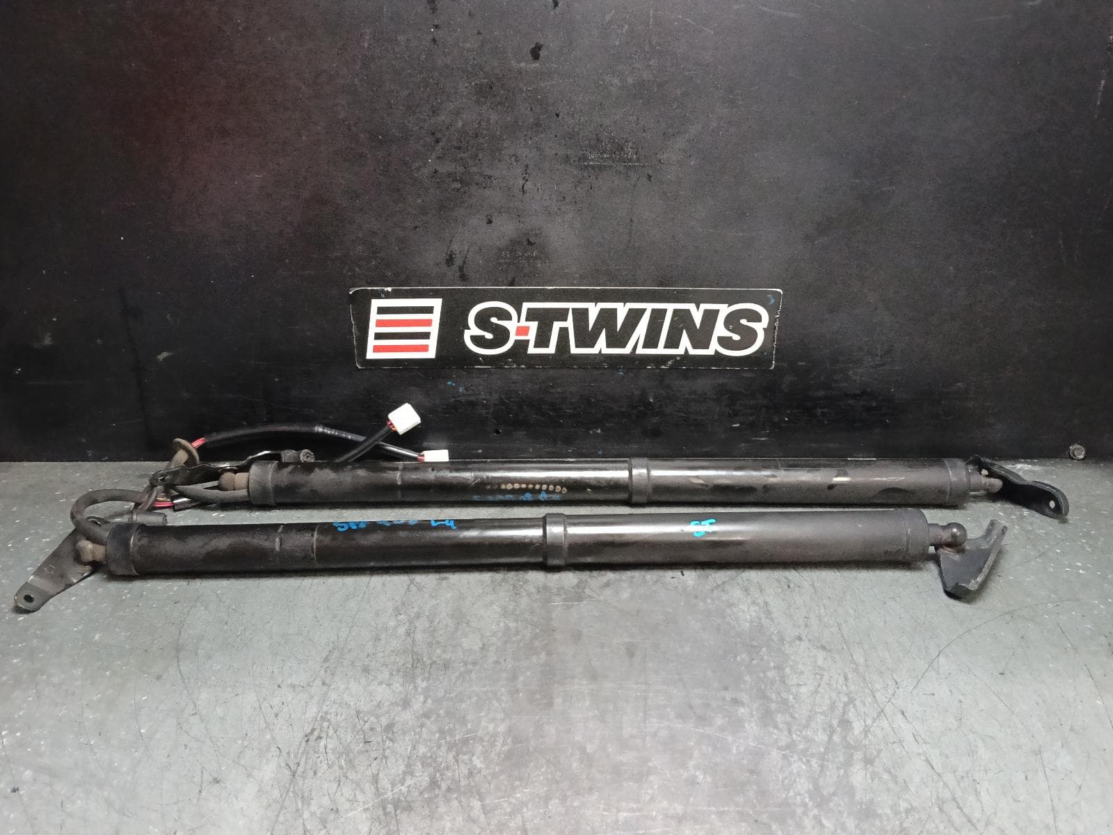 Used auto part listing image: 2017 TOYOTA KLUGER HATCH STRUT TAILGATE LIFT MOTOR, GSU50/GSU55, 12/13-02/21 0000410826