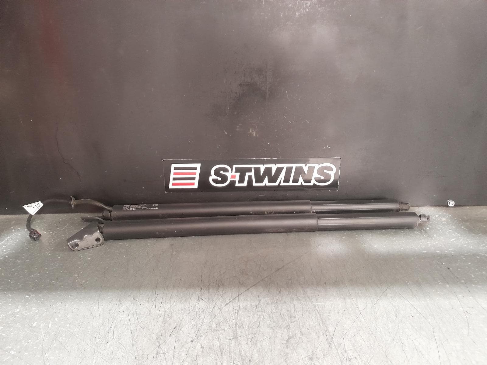 Used auto part listing image: 2023 HYUNDAI TUCSON HATCH STRUT NX4, TAILGATE STRUT (PAIR), W/ POWER LIFT GATE TYPE, 02/21- 0000359661