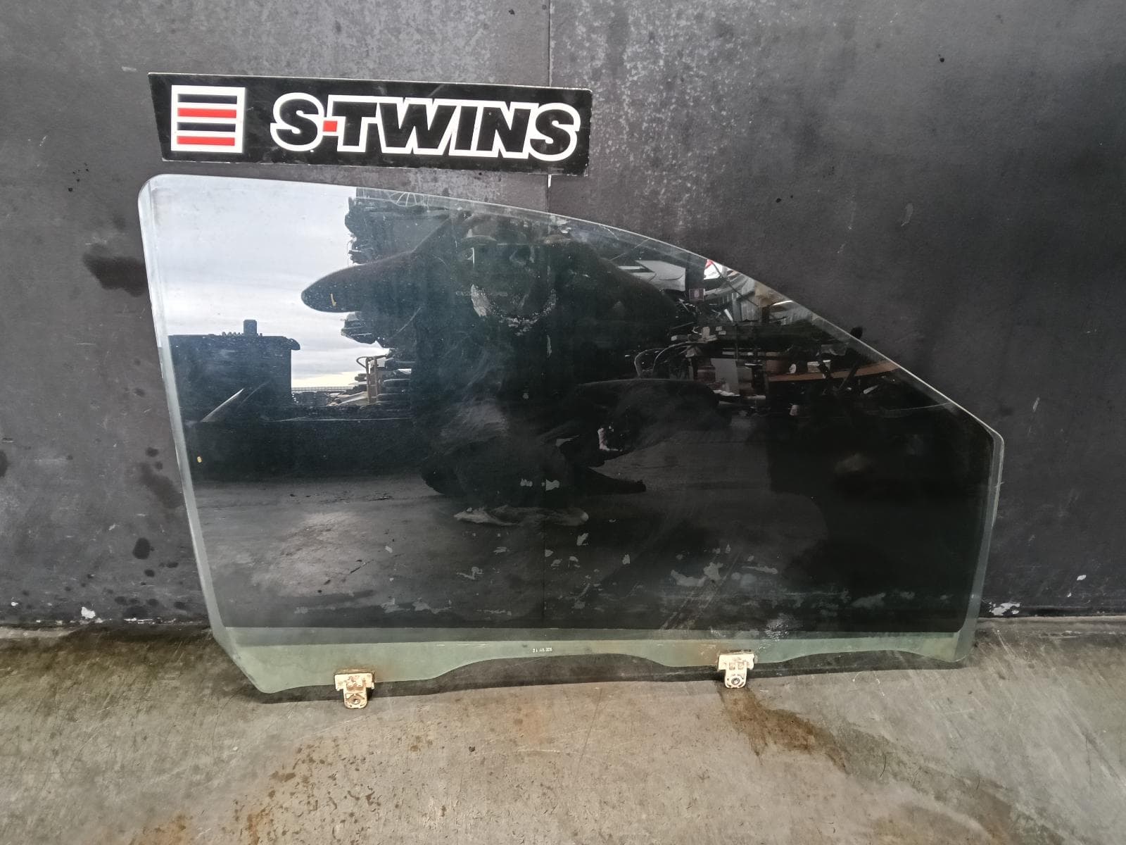 Used auto part listing image: 2014 ISUZU DMAX RIGHT FRONT DOOR WINDOW TO SUIT SINGLE/DUAL/EXTRA CAB, RC, 05/12-06/20 0000398638
