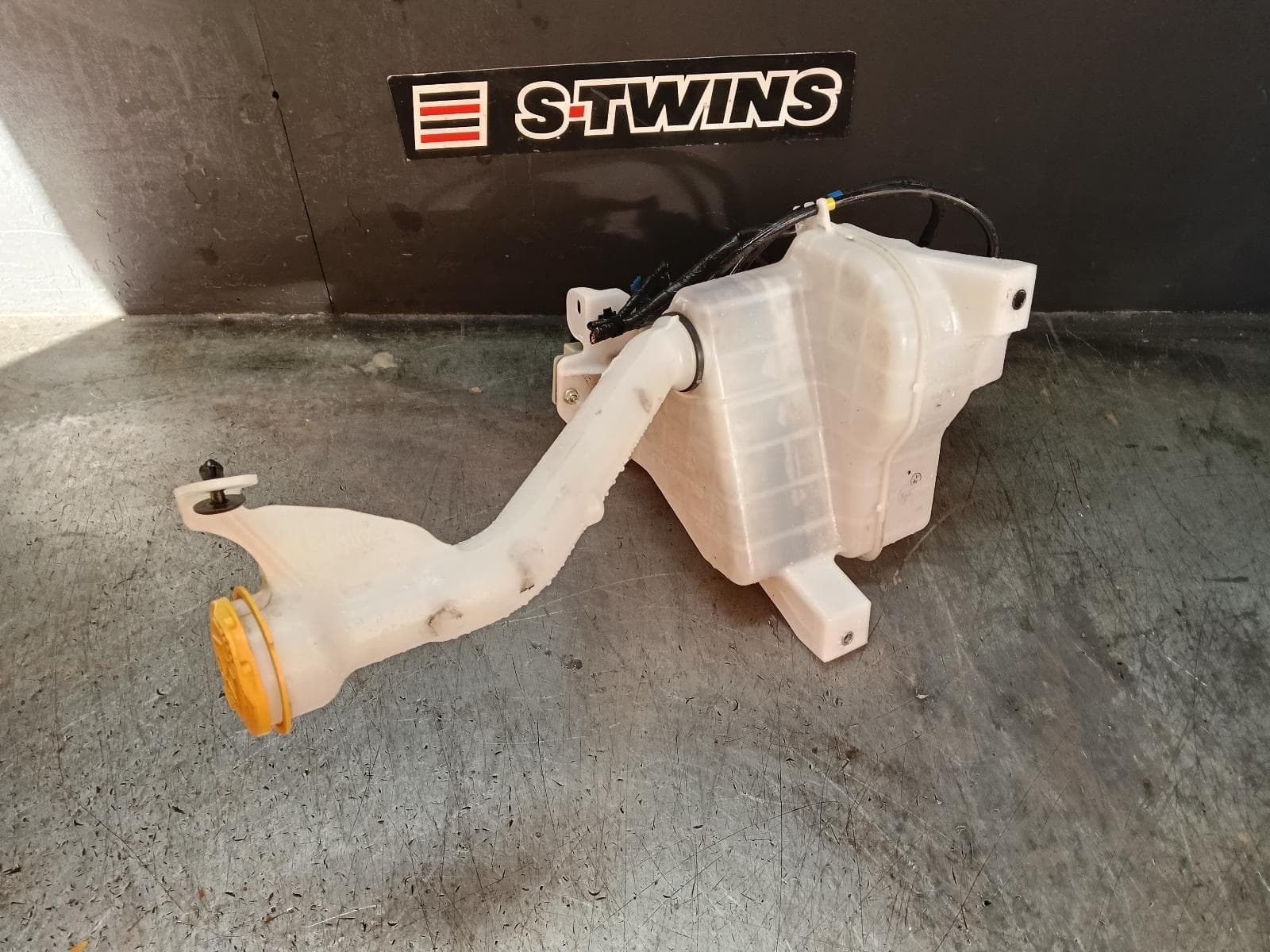 Used auto part listing image: 2022 SUBARU FORESTER WASHER BOTTLE SK, 08/18-11/24 0000414910