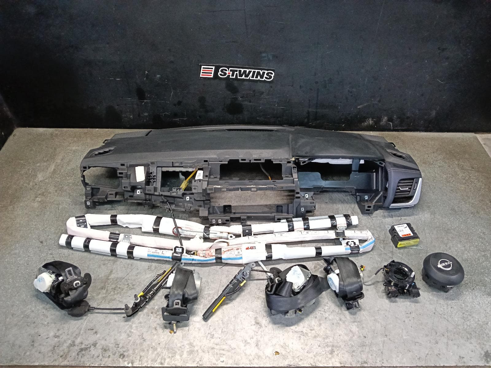Used auto part listing image: 2024 NISSAN QASHQAI AIRBAG ASSEMBLY J12, 05/22- 0000408064
