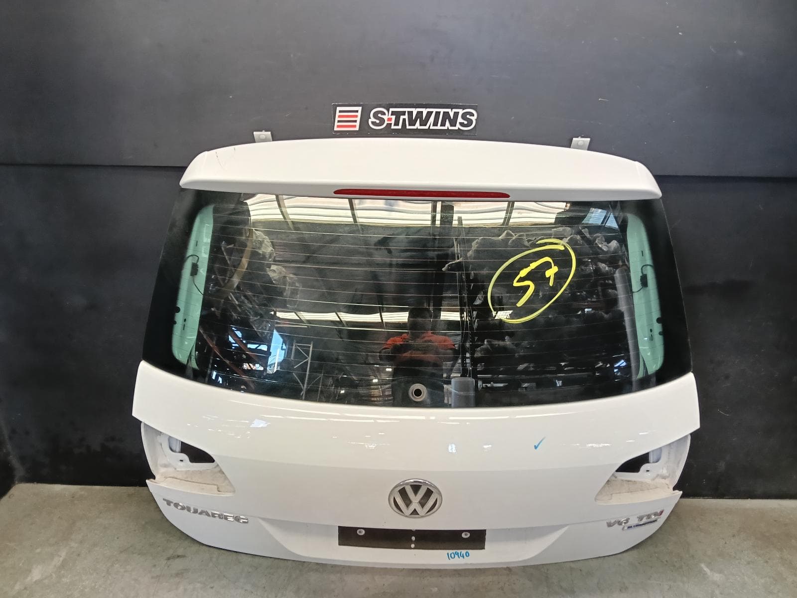 Used auto part listing image: 2016 VOLKSWAGEN TOUAREG BOOTLID TAILGATE TAILGATE, NON SPOILER TYPE, 7P, 12/10-04/18 0000414860