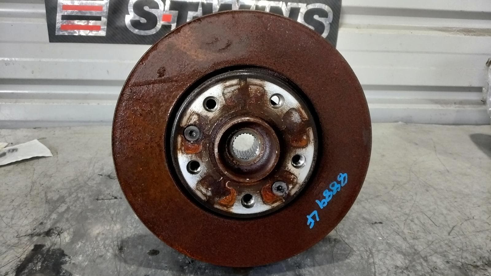 Used auto part listing image: 2022 RENAULT CAPTUR LEFT FRONT HUB ASSEMBLY XJB, 04/20- 0000410839