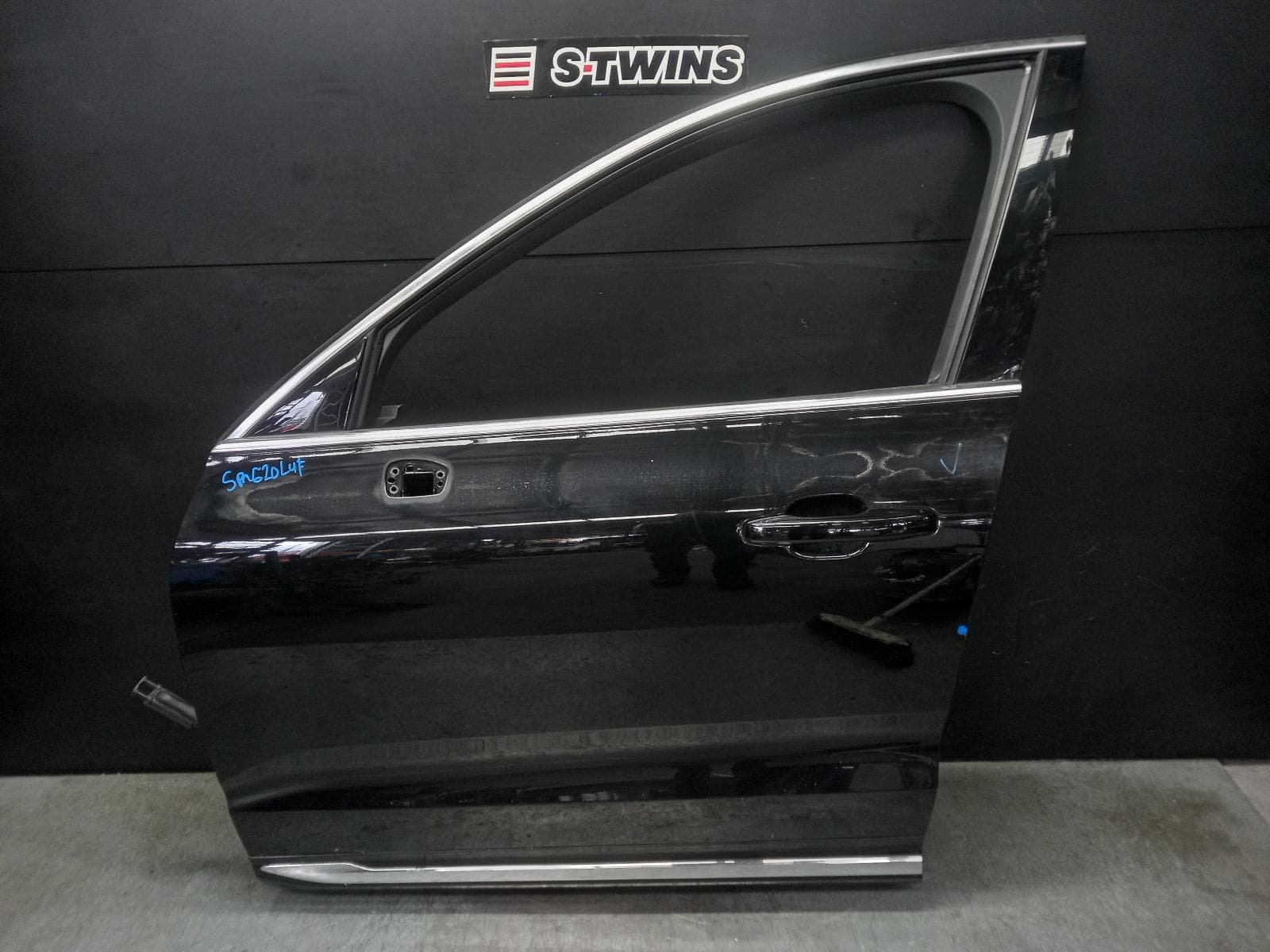 Used auto part listing image: 2018 VOLVO XC60 LEFT FRONT DOOR GEN 2, 05/17- 0000393594