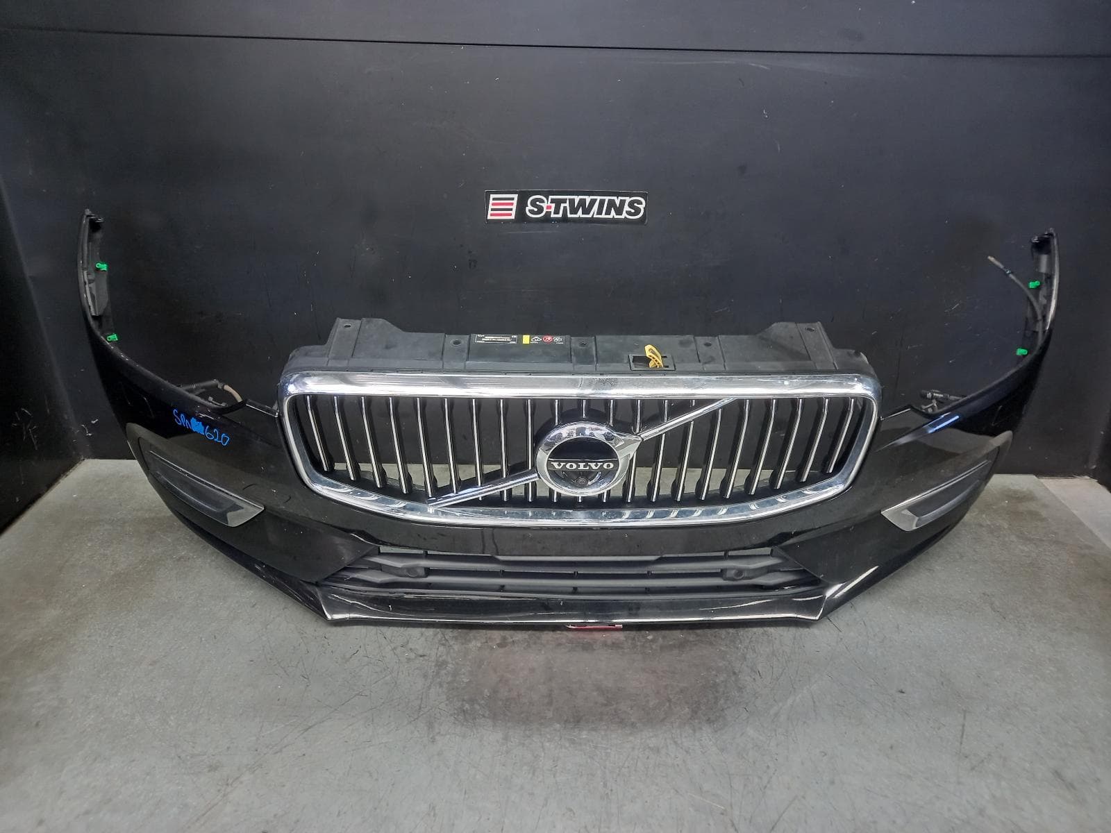 Used auto part listing image: 2018 VOLVO XC60 FRONT BUMPER GEN 2, BUMPER BAR, MOMENTUM/INSCRIPTION, 05/17-06/21 0000393589
