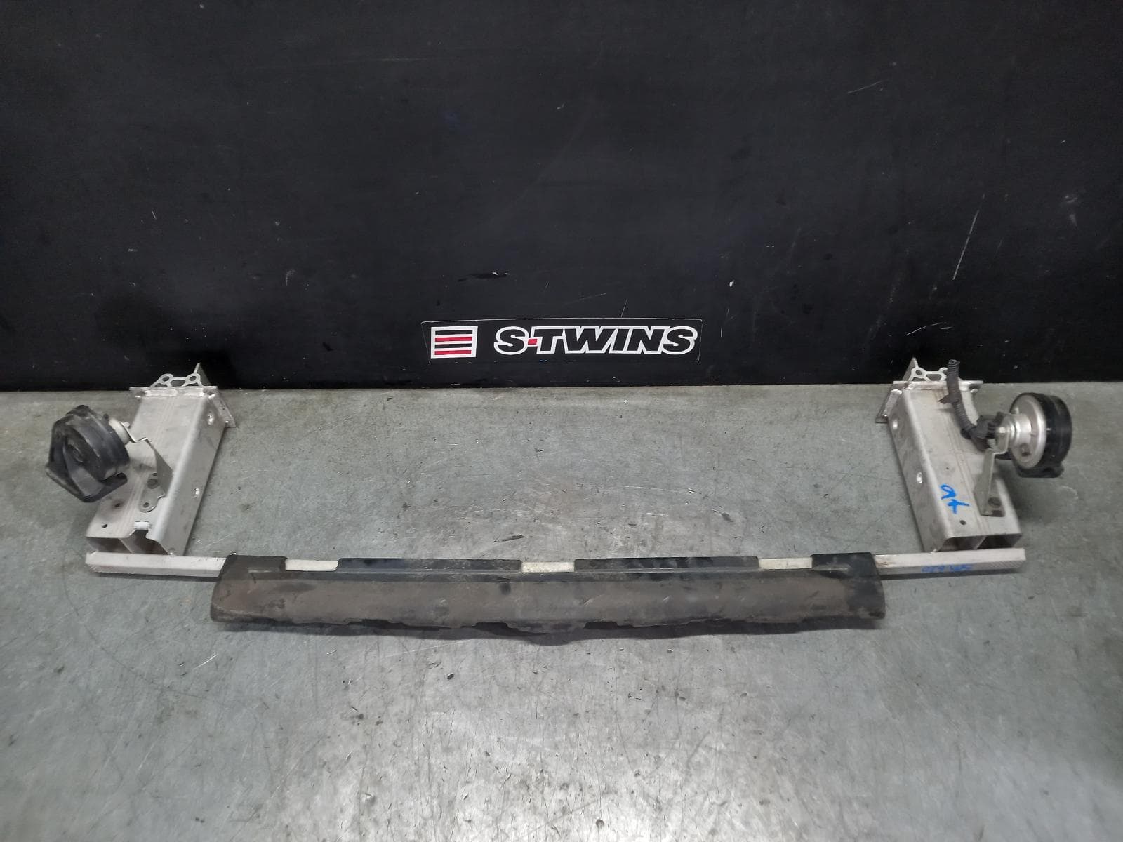 Used auto part listing image: 2018 VOLVO XC60 F BAR REINFORC BRACK LOWER REINFORCEMENT, GEN 2, 05/17-06/21 0000393604