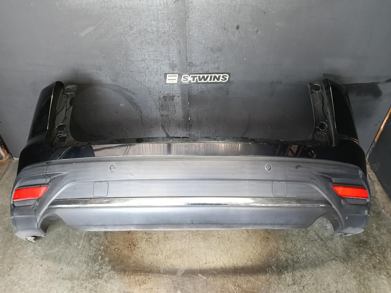 Used auto part listing image: 2017 MAZDA CX9 REAR BUMPER TC, BUMPER BAR, W/ MOULD TYPE, 07/16-12/19 0000387926