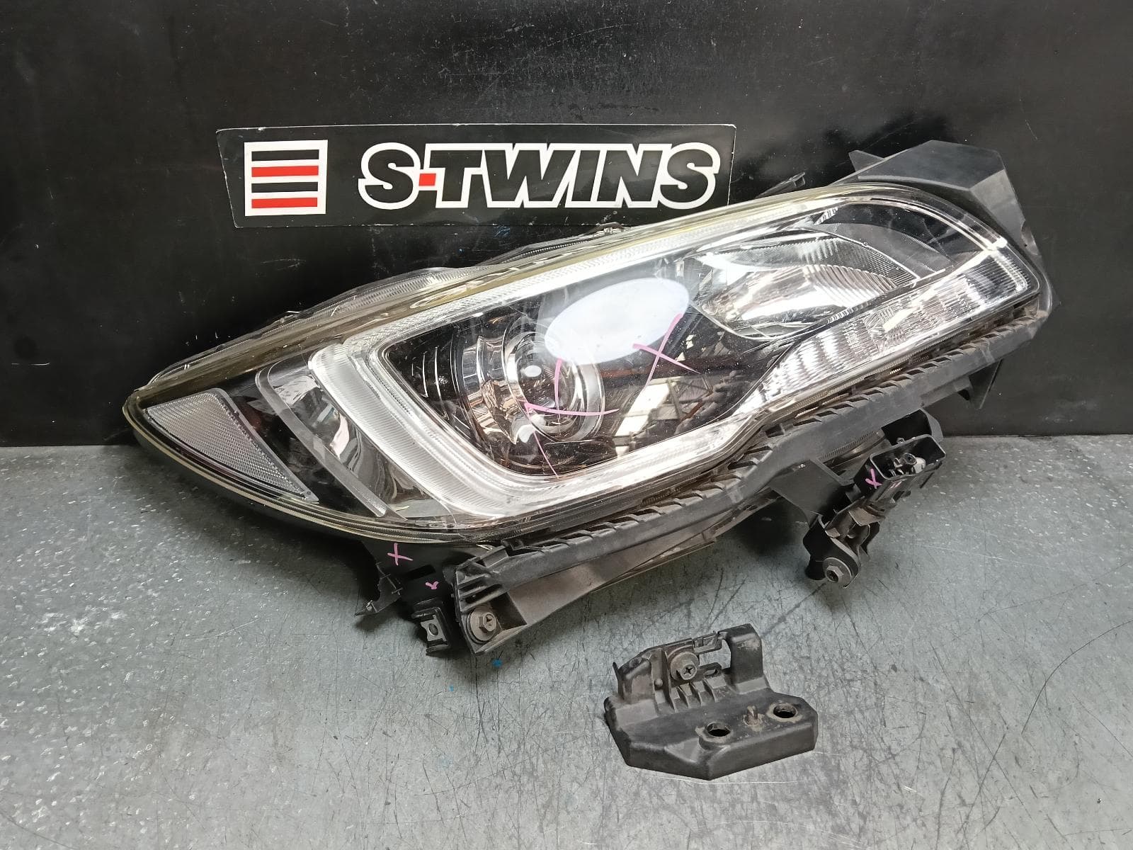 Used auto part listing image: 2015 SUBARU OUTBACK RIGHT HEADLAMP 6TH GEN, LED TYPE, 08/14-12/17 0000386996