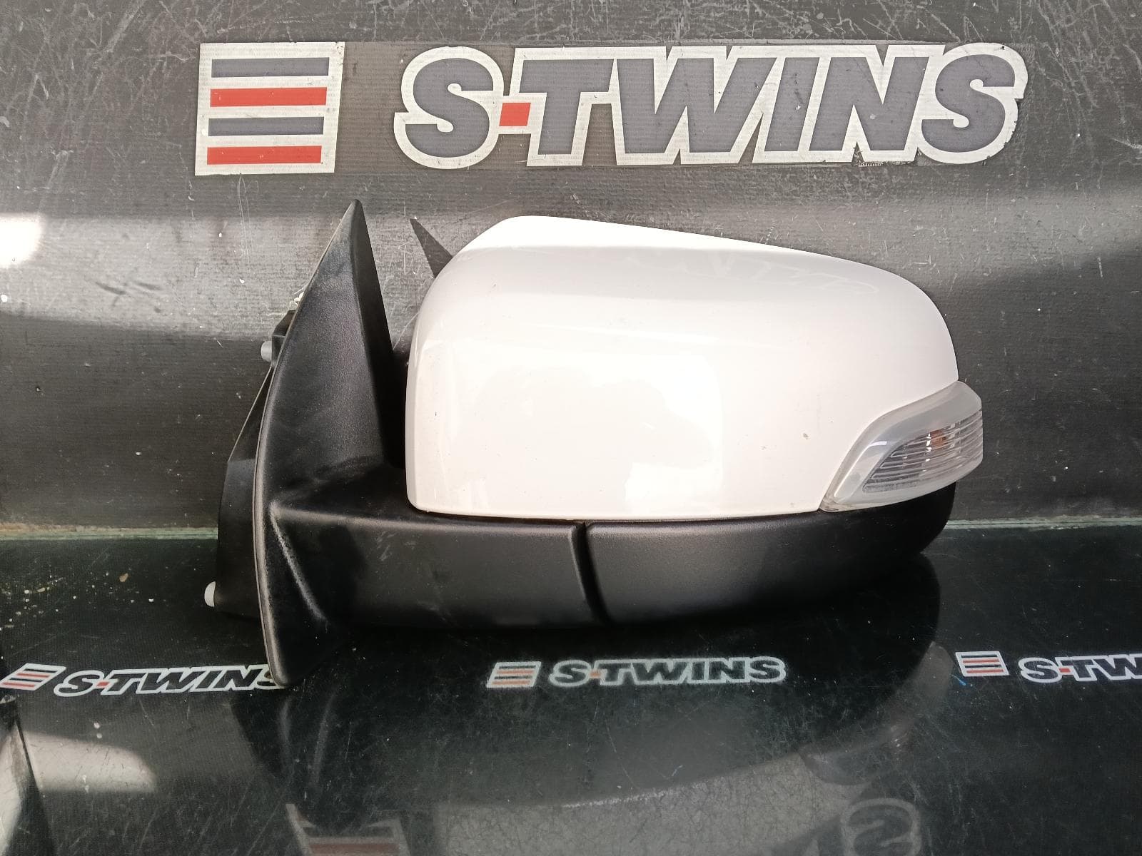 Used auto part listing image: 2017 FORD EVEREST LEFT DOOR MIRROR UA, TREND, COLOUR CODED, POWER FOLDING, W/ PUDDLE LAMP, 07/15-05/22 0000397504