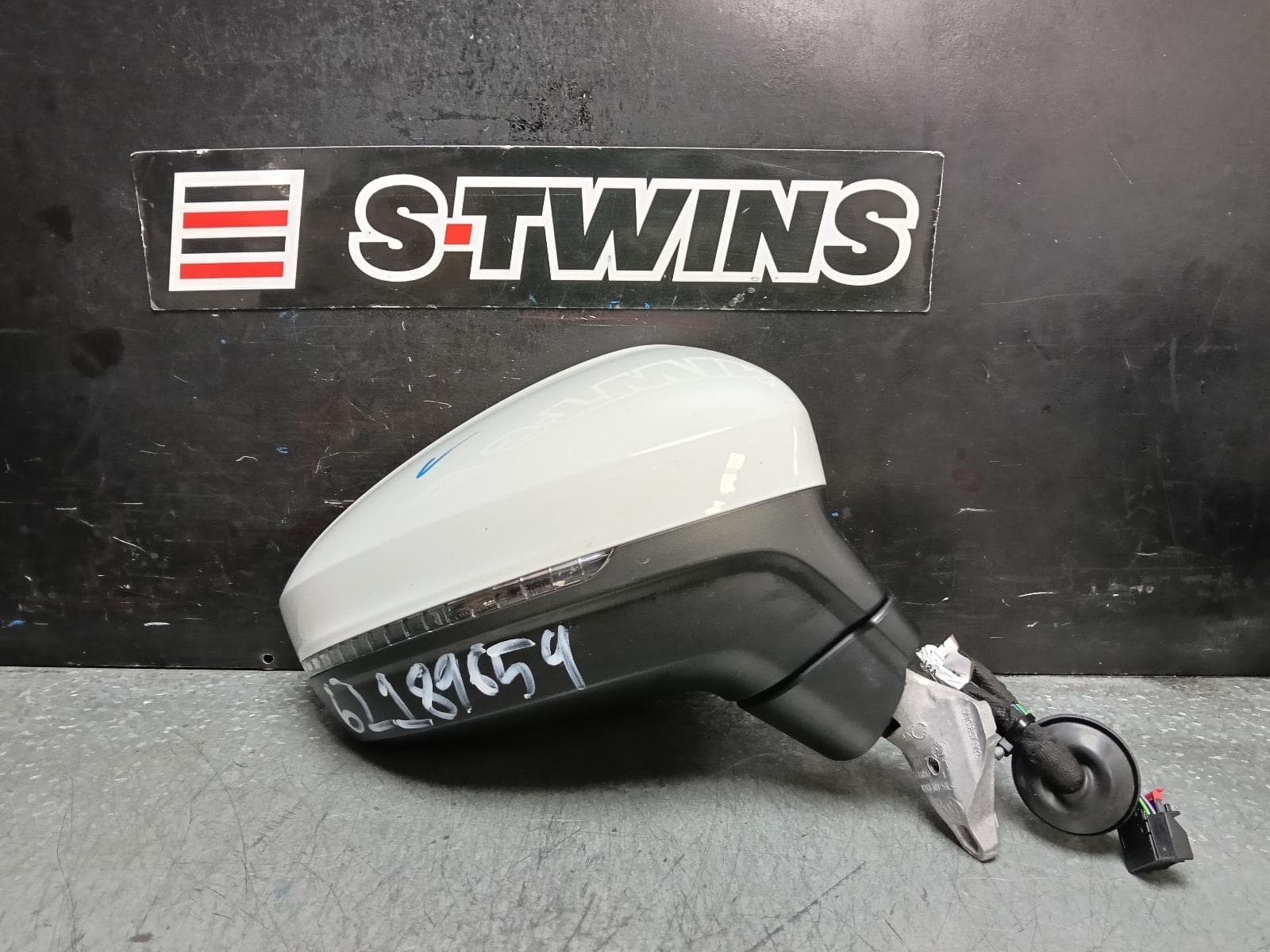 Used auto part listing image: 2023 VOLKSWAGEN TIGUAN RIGHT DOOR MIRROR 5NA, POWER FOLD, NON LANE CHANGE ASSIST TYPE, NON CAMERA TYPE (6XQ/KA2/7Y0), 06/21-02/24 0000392589