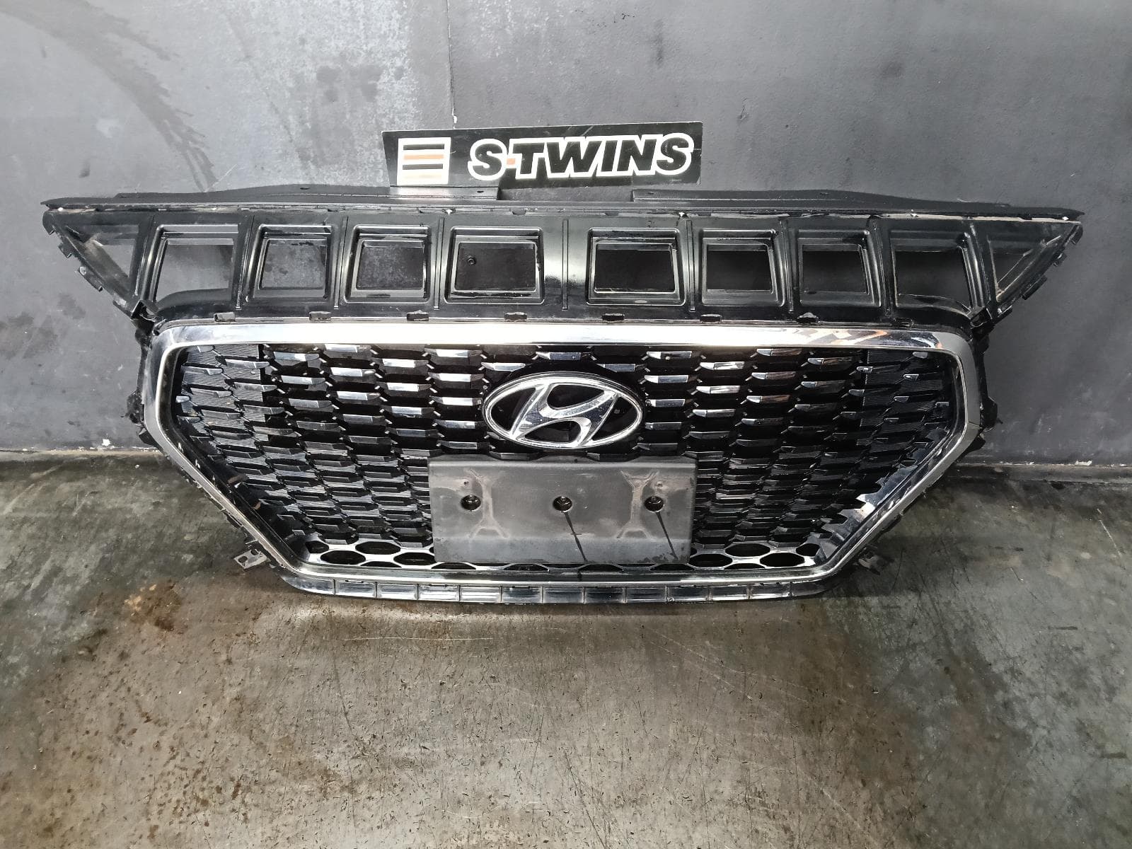 Used auto part listing image: 2018 HYUNDAI I30 GRILLE RADIATOR GRILLE, PD, HATCH (S. KOREA VIN KMHH), W/ CHROME INSERT, NON PARK ASSIST TYPE, ELITE/SR, 03/17-08/20 0000387871