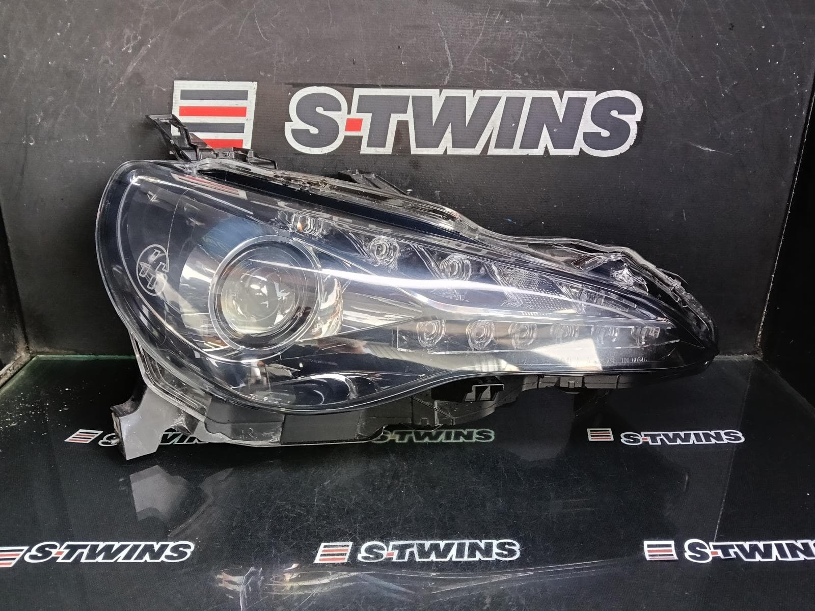 Used auto part listing image: 2017 TOYOTA 86 RIGHT HEADLAMP ZN6, LED TYPE, 10/16-09/21 0000388323