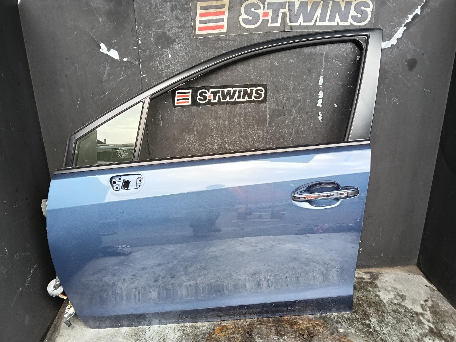 Used auto part listing image: 2013 SUBARU XV LEFT FRONT DOOR G4X, 08/11-04/17 0000387539