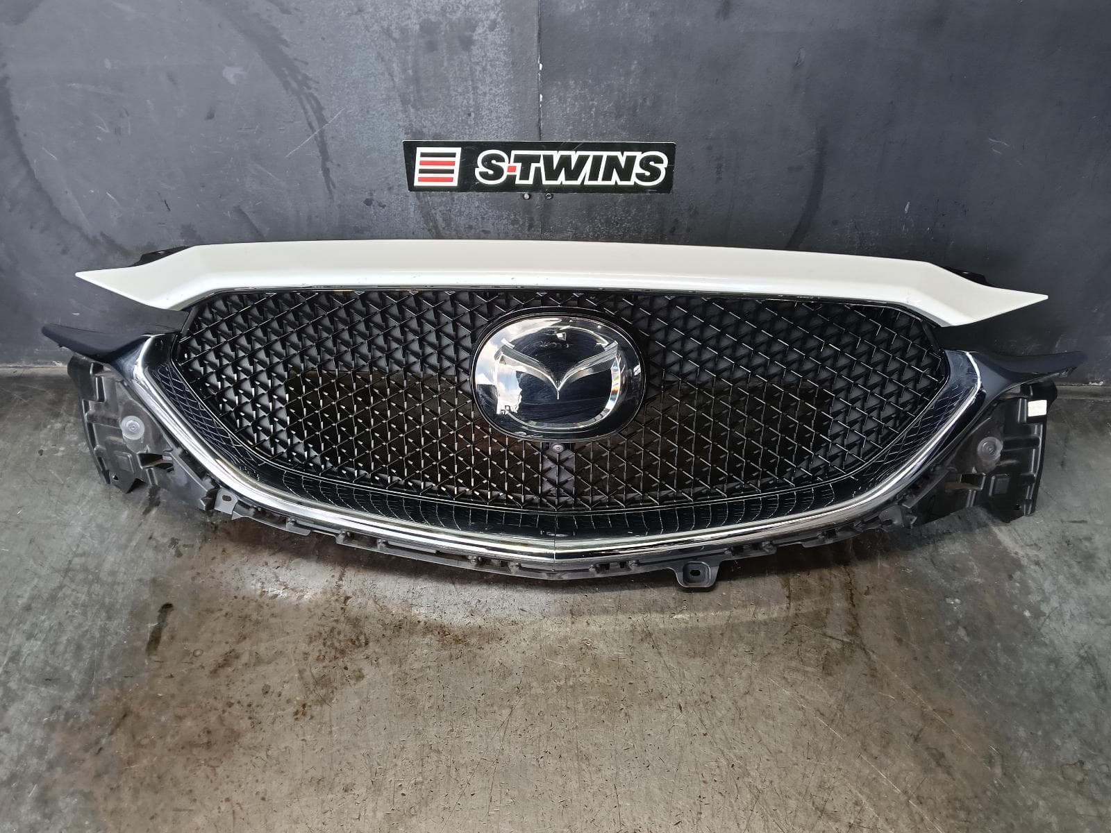 Used auto part listing image: 2021 MAZDA CX5 GRILLE RADIATOR GRILLE, W/ RADAR CRUISE CONTROL TYPE, NON CAMERA TYPE, KF, 02/17-08/21 0000388318