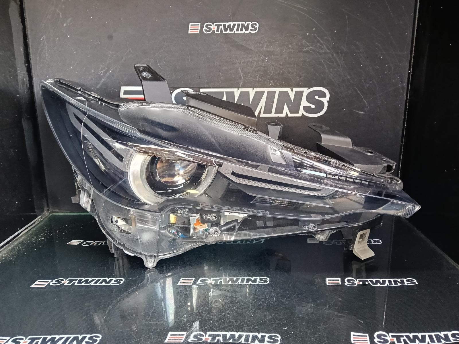 Used auto part listing image: 2021 MAZDA CX5 RIGHT HEADLAMP NON AFS, W/ ADAPTIVE, W/ DAYTIME RUNNING LAMP, W/ SIGNATURE LIGHTS TYPE, KF, 02/17-08/21 0000388341