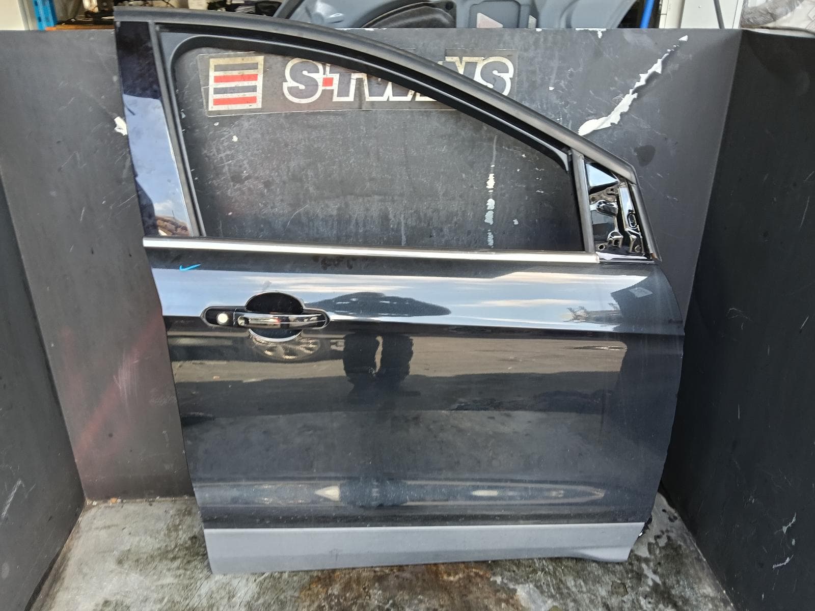 Used auto part listing image: 2015 FORD KUGA RIGHT FRONT DOOR TF, 11/12-09/16 0000387896