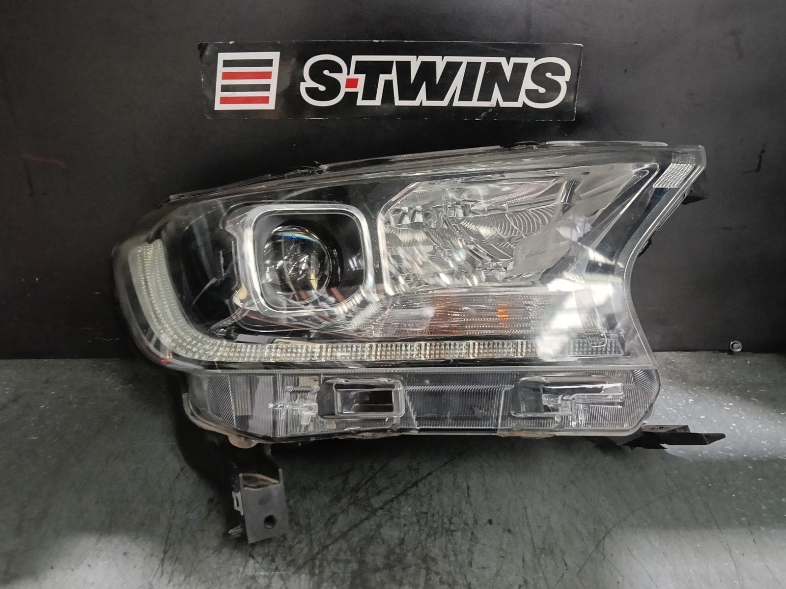 Used auto part listing image: 2020 FORD RANGER RIGHT HEADLAMP PX SERIES 3, CHROME, HID TYPE, 12/19-04/22 0000387416