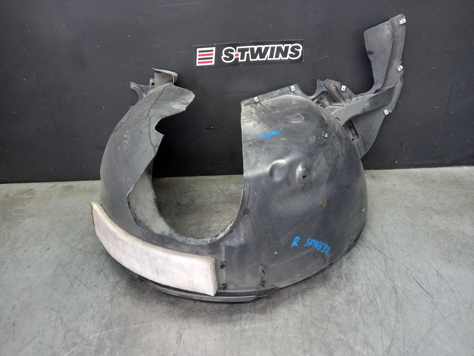 Used auto part listing image: 2023 VOLKSWAGEN TIGUAN RIGHT GUARD LINER 5NA, FRONT, 06/16-02/24 0000392587