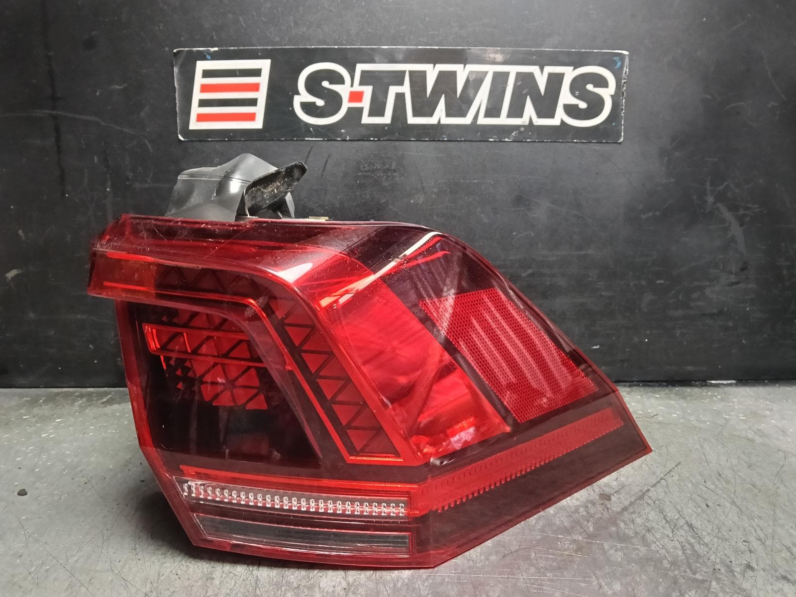 Used auto part listing image: 2019 VOLKSWAGEN TIGUAN RIGHT TAILLIGHT IN BODY, LED TYPE, W/ DYNAMIC INDICATORS (8SQ), 5NA, 06/16-05/21 0000409303