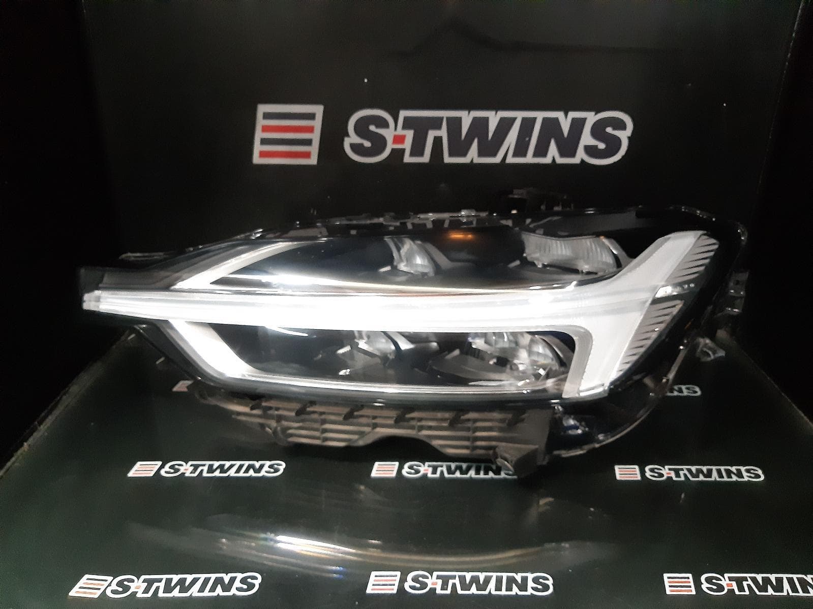 Used auto part listing image: 2018 VOLVO XC60 LEFT HEADLAMP GEN 2, W/ LED, ADAPTIVE TYPE, MOMENTUM/INSCRIPTION/R- DESIGN, 05/17-06/21 0000393611