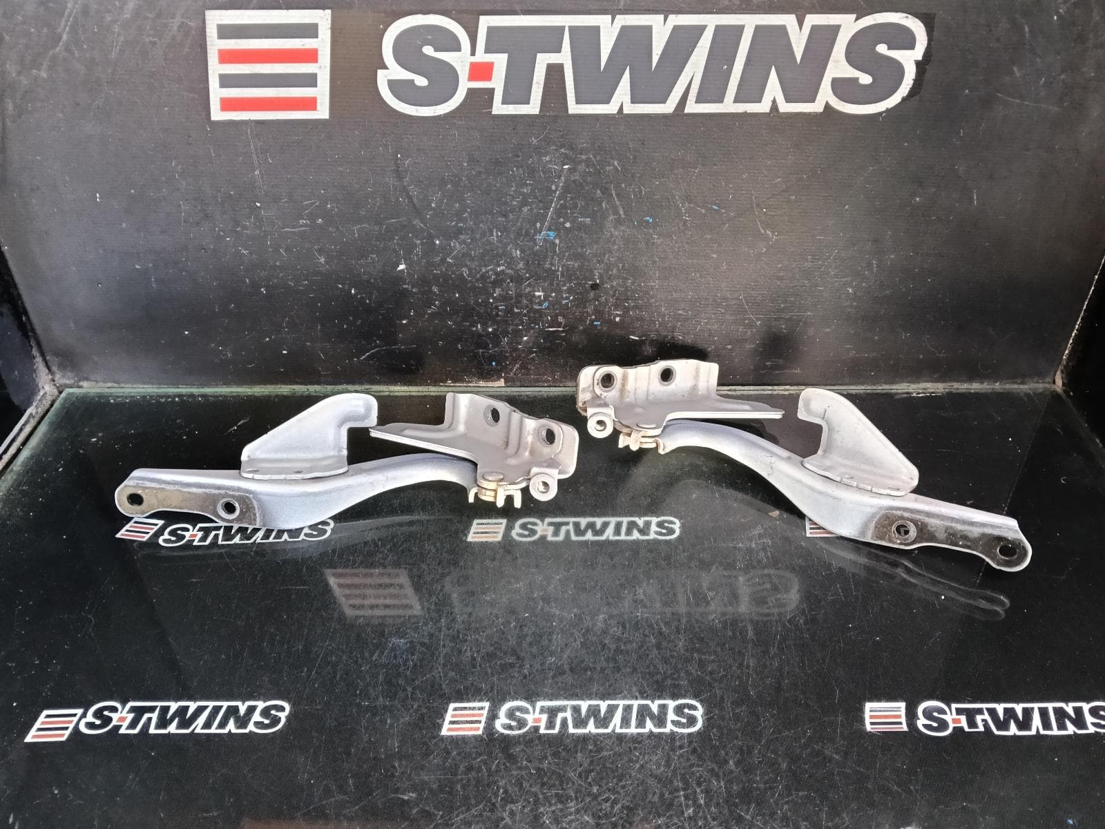 Used auto part listing image: 2022 SUBARU FORESTER BONNET HINGE STRUT SK, 08/18-11/24 0000414918