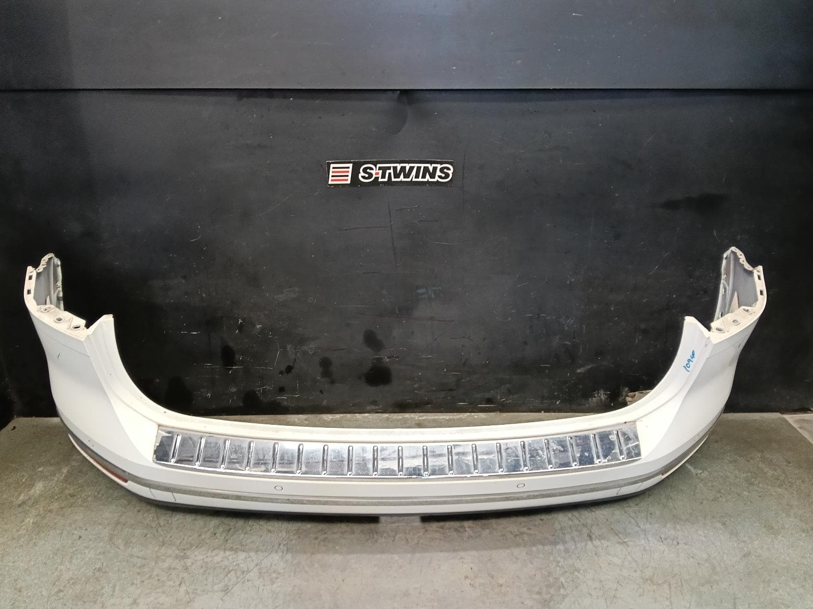 Used auto part listing image: 2016 VOLKSWAGEN TOUAREG REAR BUMPER 7P, BUMPER BAR (2 PIECE), W/ PARK SENSOR TYPE, 12/10-04/18 0000414868