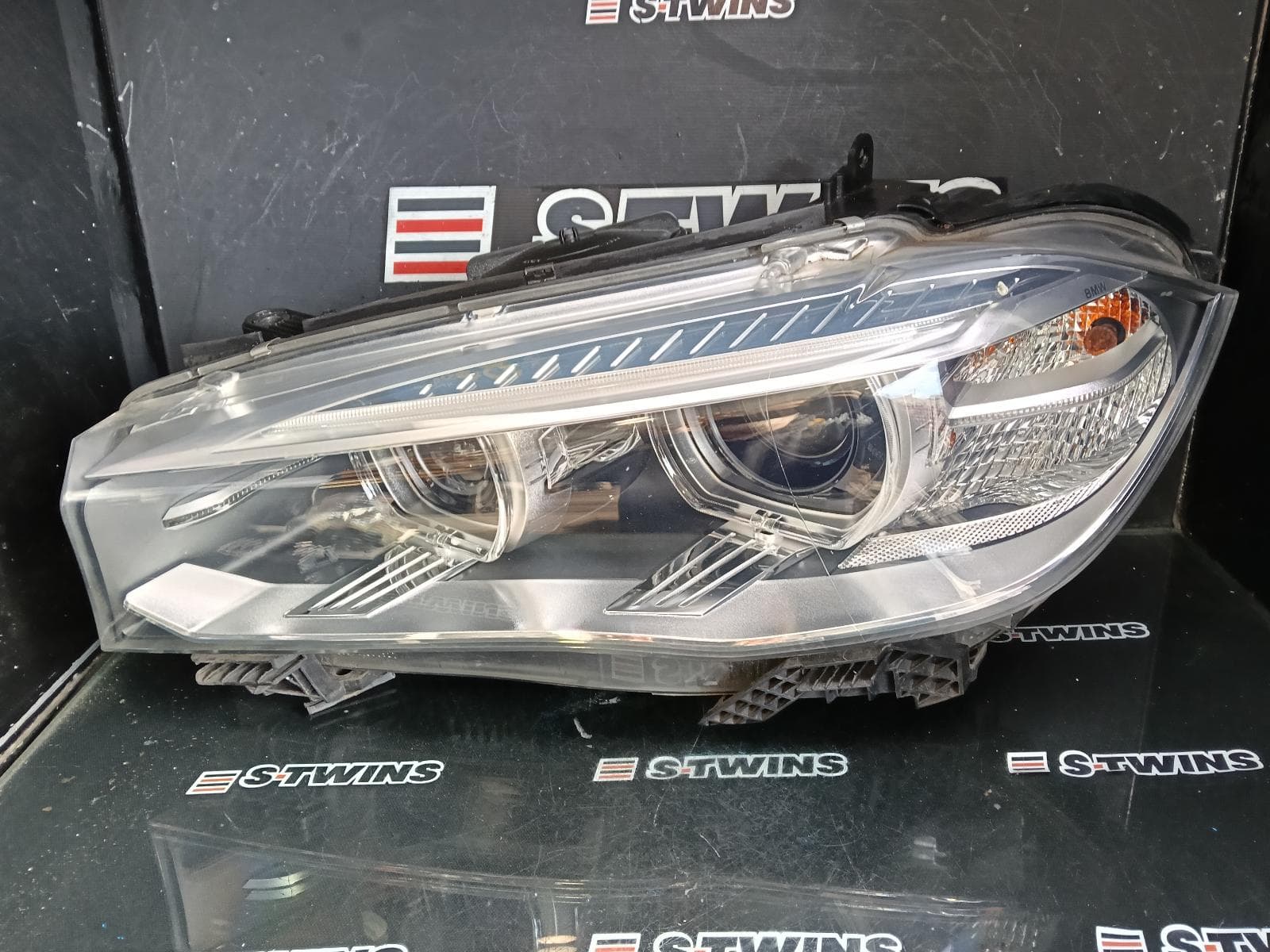 Used auto part listing image: 2015 BMW X5 LEFT HEADLAMP F15/F85, BI-XENON TYPE, 09/13-07/18 0000413608