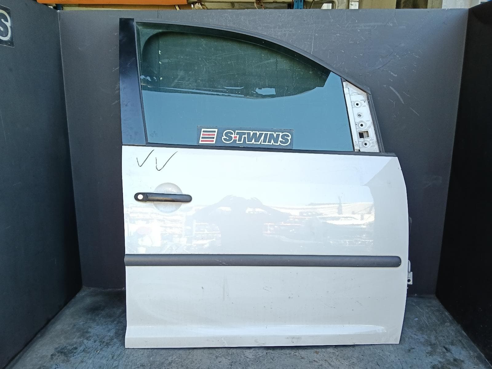 Used auto part listing image: 2013 VOLKSWAGEN CADDY RIGHT FRONT DOOR 2K, 12/04-06/15 0000414961