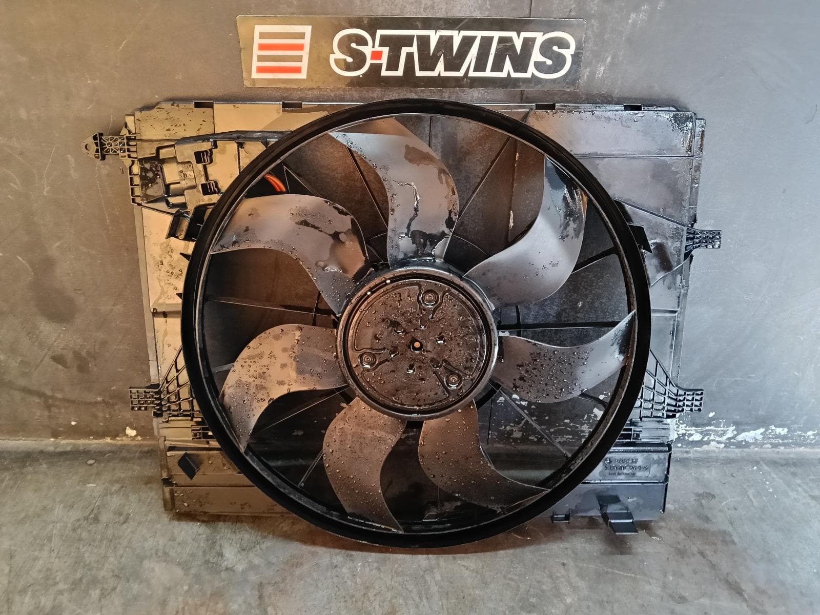 Used auto part listing image: 2015 MERCEDES GLC CLASS FAN RADIATOR FAN, 715 WATT, GLC250/250d/300/350/350d/43 AMG, X253/C253, 09/15-03/23 0000402834