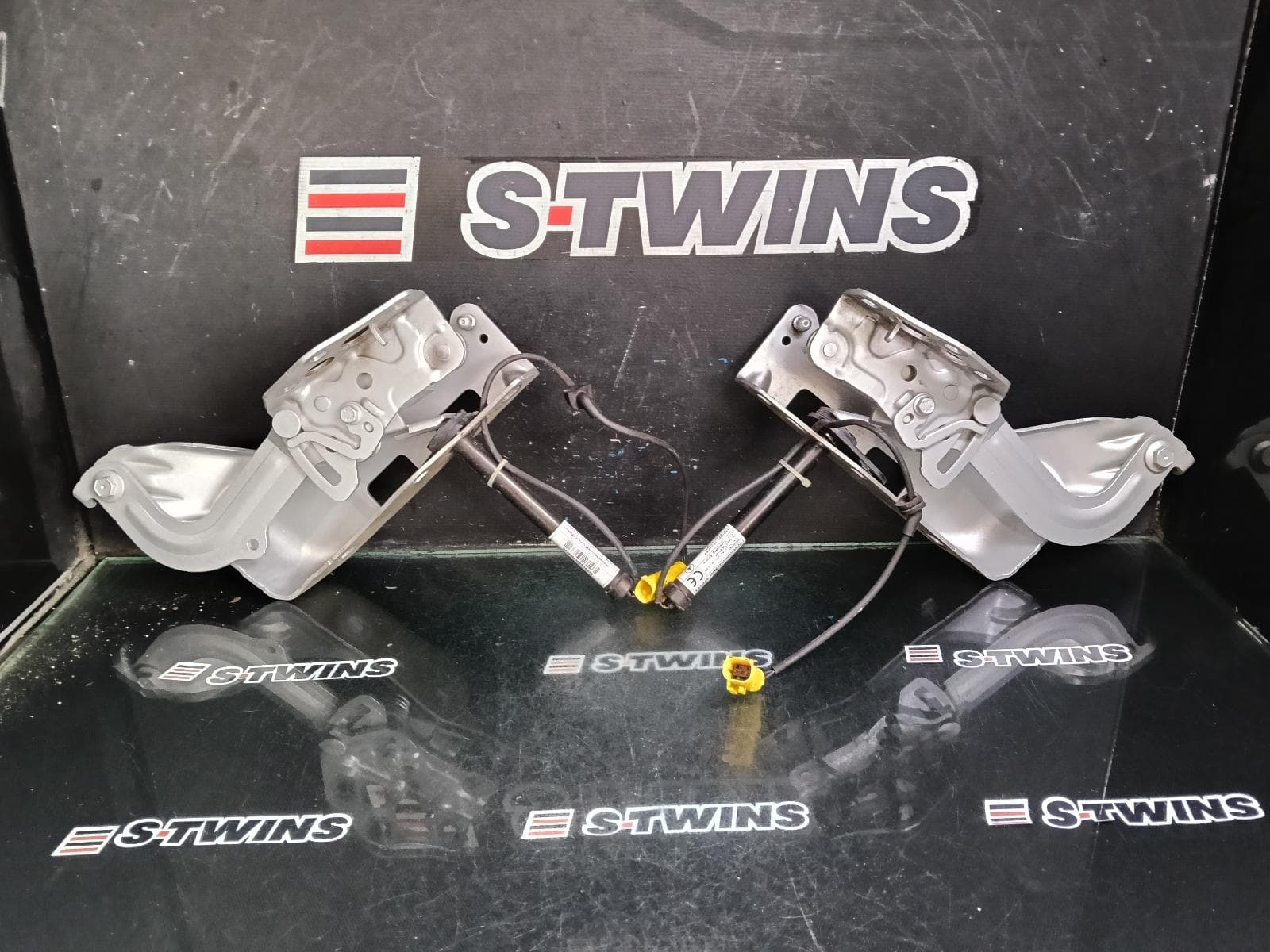 Used auto part listing image: 2015 MERCEDES GLC CLASS BONNET HINGE STRUT X253/C253, PYROTECHNIC BONNET ACTUATORS (PAIR), 09/15-03/23 0000402830