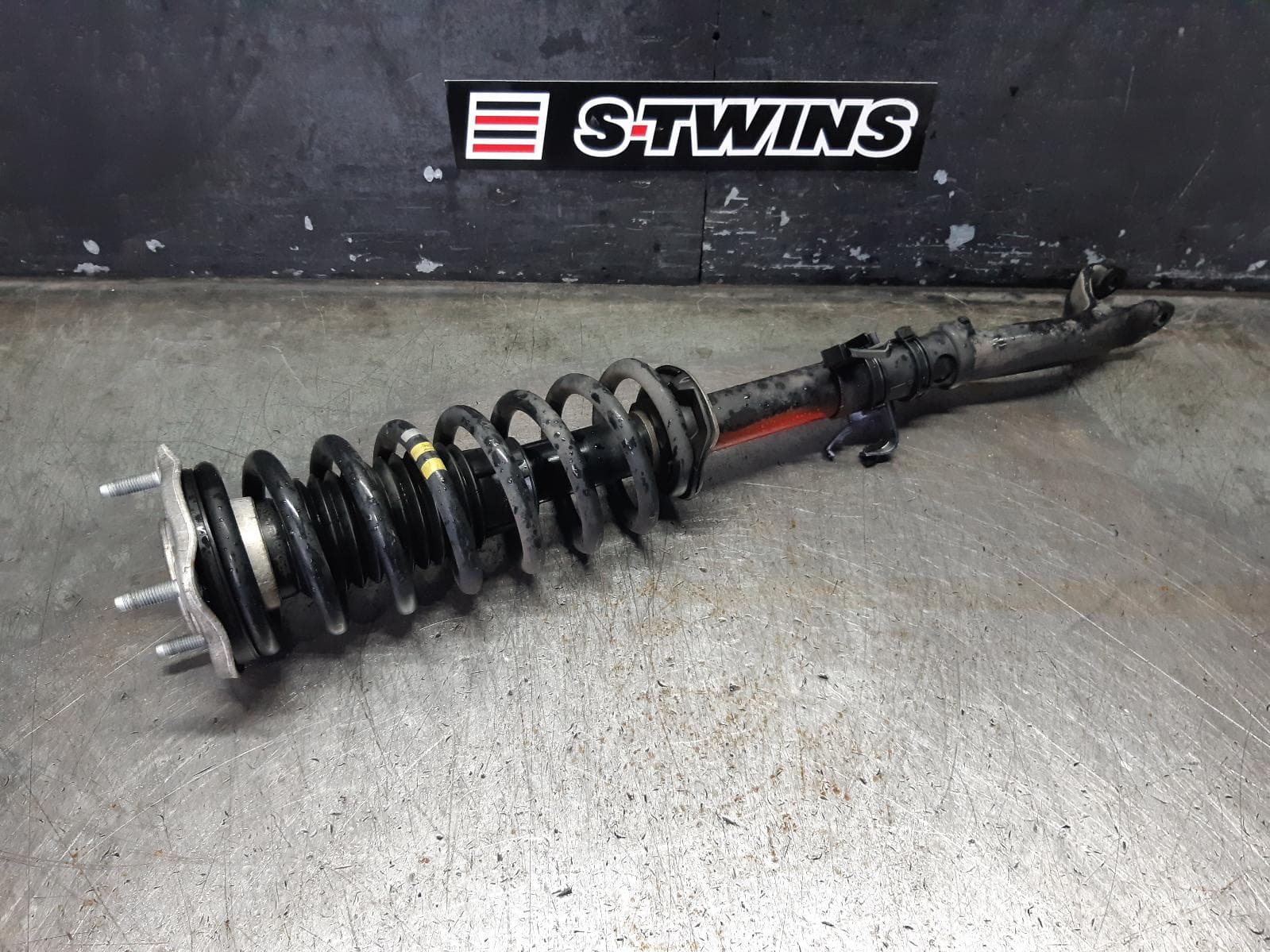 Used auto part listing image: 2018 MERCEDES GLC CLASS LEFT FRONT STRUT PETROL, 2.0, GLC250, NON AIRBAG TYPE, X253/C253, 09/15-07/19 0000353028
