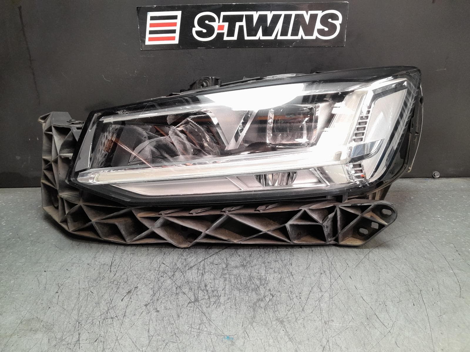 Used auto part listing image: 2017 AUDI Q2 LEFT HEADLAMP GA, LED TYPE, 10/16-01/21 0000379413