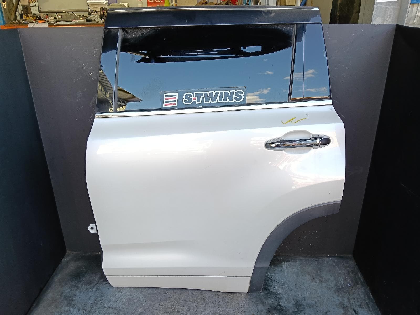 Used auto part listing image: 2018 TOYOTA KLUGER LEFT REAR DOOR SLIDING GSU50/GSU55, 12/13-02/21 0000415088