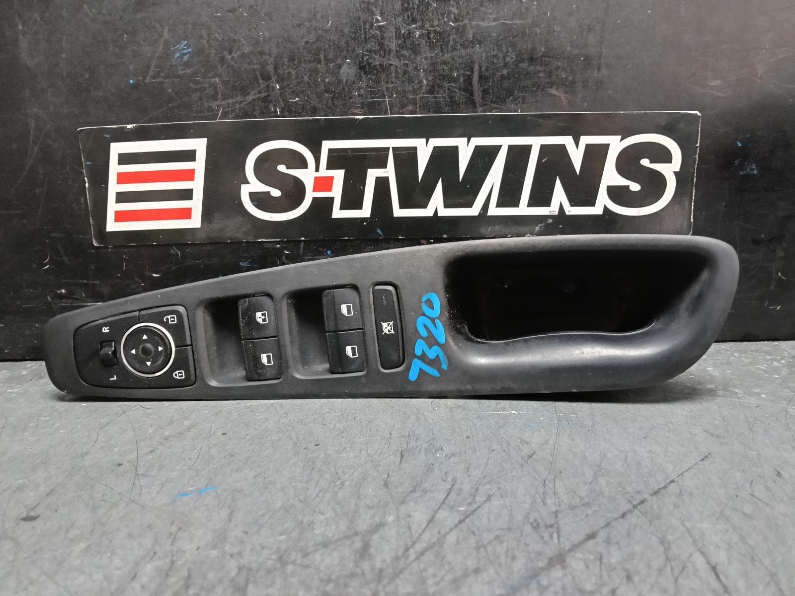 Used auto part listing image: 2019 HYUNDAI SANTA FE PWR DR WIND SWITCH RH FRONT (MASTER SWITCH), NON FOLDING MIRRORS TYPE, NON CHILD LOCK TYPE, TM, 03/18-09/20 0000386333