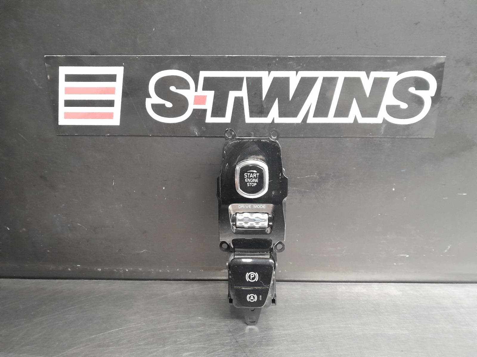 Used auto part listing image: 2019 VOLVO XC90 HANDBRAKE LEVER Mk2, 04/15- 0000300520