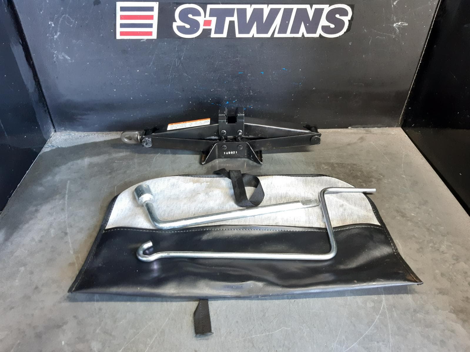 Used auto part listing image: 2014 TOYOTA COROLLA JACK TOOL KIT ZRE172R, 12/13-06/19 0000369102