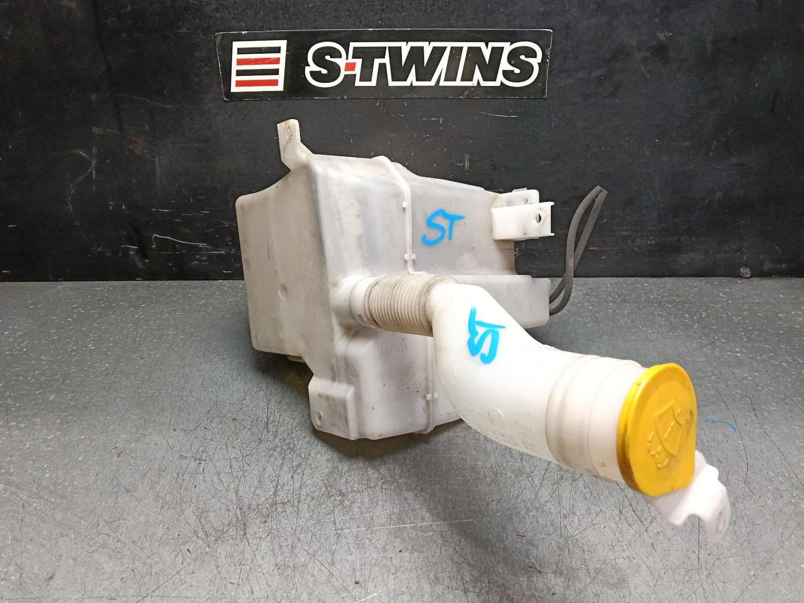 Used auto part listing image: 2011 SUBARU FORESTER WASHER BOTTLE NON H/LAMP WASHERS TYPE, PETROL, 02/08-12/12 0000399556