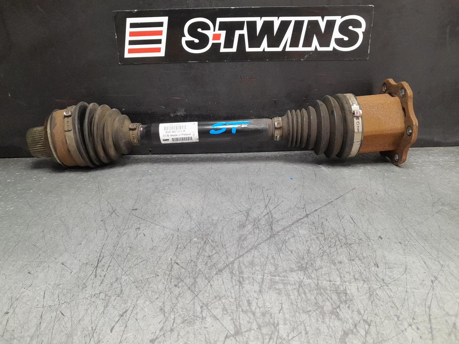 Used auto part listing image: 2015 PORSCHE MACAN LEFT DRIVESHAFT FRONT, DIESEL, 95B, 06/14-07/18 0000377051